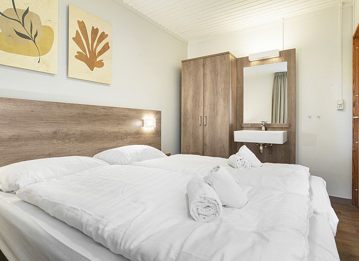 Helles Wohnzimmer im 8-Bett-Bungalow Coldenhove, Eerbeek, Veluwe mit Blick auf die Terrasse.