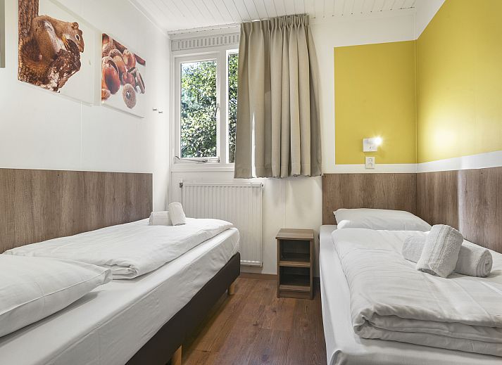 Warme Atmosphaere in Coldenhove 8-Personen-Bungalow, Eerbeek, Veluwe mit gemuetlichem Kamin.