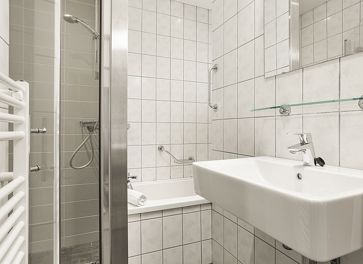 Warme Atmosphaere in Coldenhove 8-Personen-Bungalow, Eerbeek, Veluwe mit gemuetlichem Kamin.