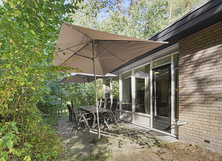 Warme Atmosphaere in Coldenhove 8-Personen-Bungalow, Eerbeek, Veluwe mit gemuetlichem Kamin.