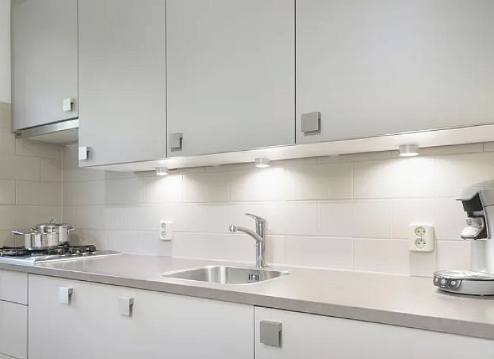 Gezellige woonkamer van Coldenhove 6-persoons bungalow 6C in Eerbeek, Veluwe met uitzicht op groen.