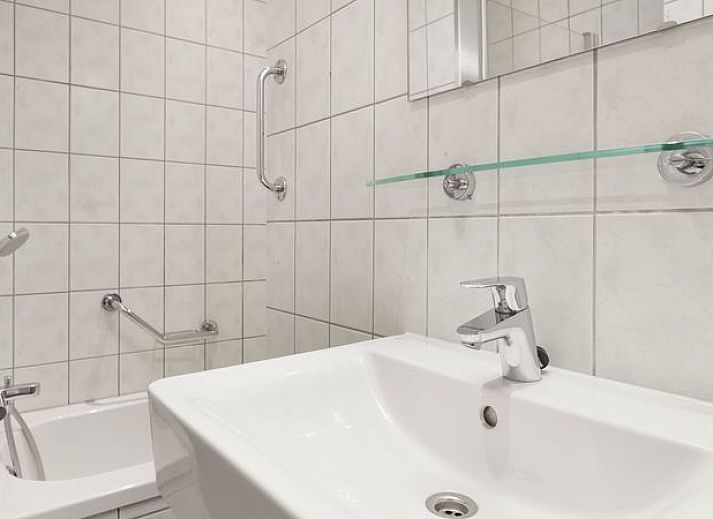Gezellige woonkamer van Coldenhove 6-persoons bungalow 6C in Eerbeek, Veluwe met uitzicht op groen.