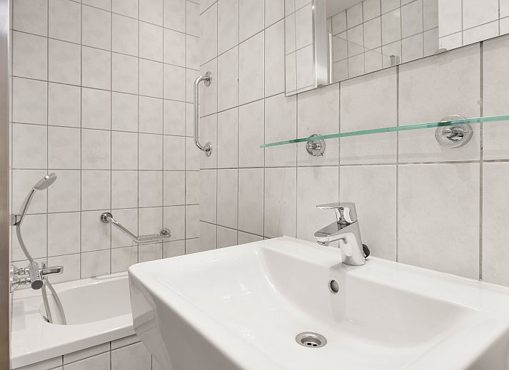 Gemuetliche Sitzecke im Coldenhove 6-Personen-Bungalow 6C, Eerbeek, Veluwe, mit Blick auf den Garten.