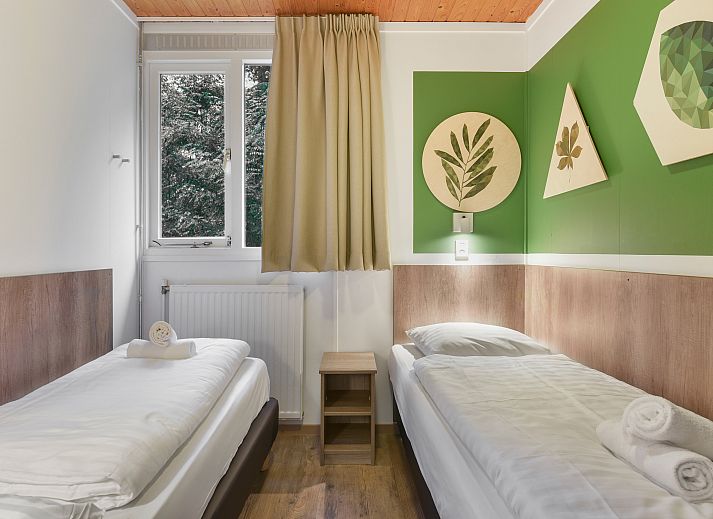 Gemuetliche Sitzecke im Coldenhove 6-Personen-Bungalow 6C, Eerbeek, Veluwe, mit Blick auf den Garten.