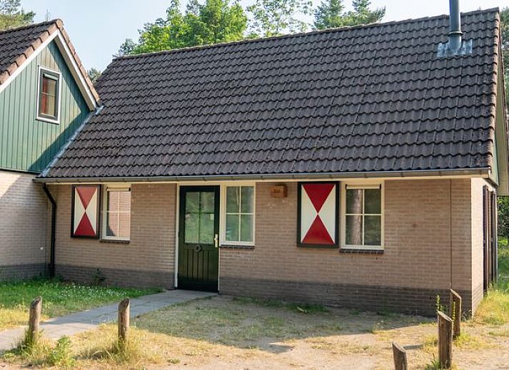 Ruime eetkamer in Coldenhove bungalow, Eerbeek, Veluwe, ideaal voor familiediners.
