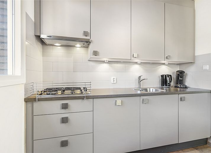 Geraeumiges Wohnzimmer des 4-Bett-Babybungalows Coldenhove in Eerbeek, Veluwe, mit gemuetlicher Sitzecke und Essbereich.