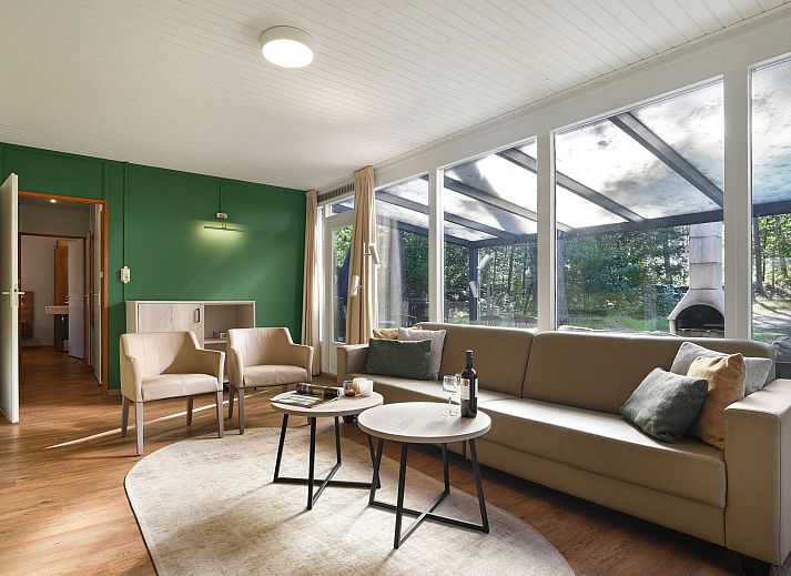 Gemuetliches Wohnzimmer im Coldenhove-Bungalow 8C1, Eerbeek, mit Blick auf die Veluwe.
