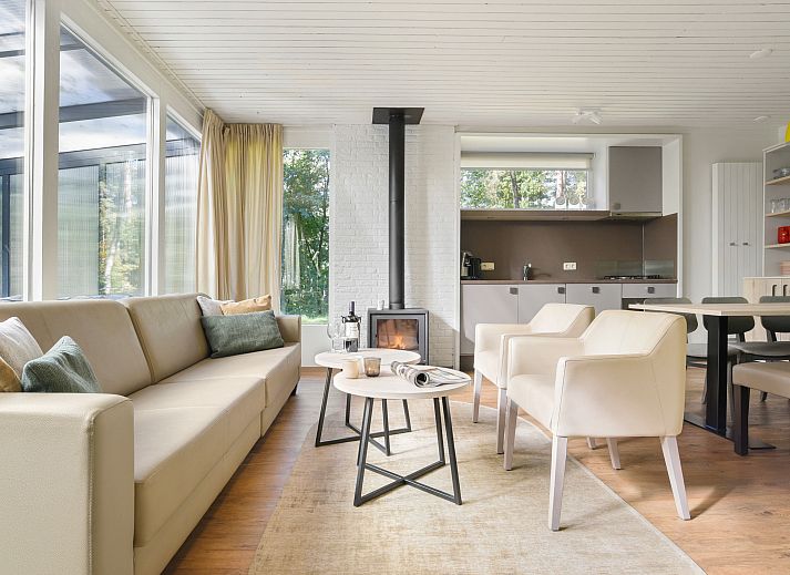 Gemuetliches Wohnzimmer im Coldenhove-Bungalow 8C1, Eerbeek, mit Blick auf die Veluwe.