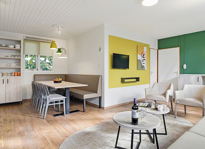 Gemuetliches Wohnzimmer im Coldenhove-Bungalow 8C1, Eerbeek, mit Blick auf die Veluwe.