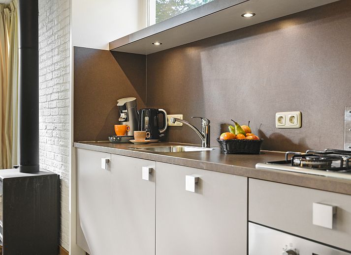 Gemuetliches Wohnzimmer im Coldenhove-Bungalow 8C1, Eerbeek, mit Blick auf die Veluwe.