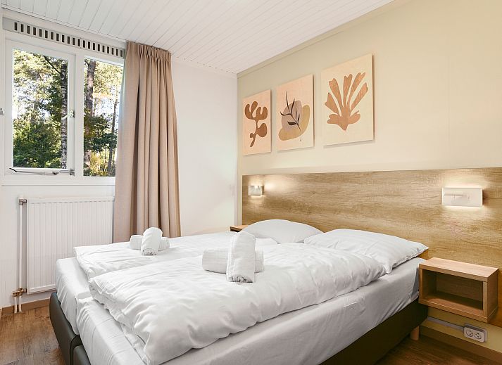 Coldenhove Bungalow 8C1 in Eerbeek, helle Sitzecke mit Kamin.