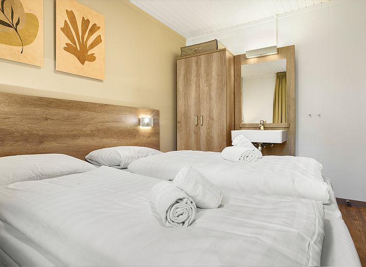 Coldenhove Bungalow 8C1 in Eerbeek, helle Sitzecke mit Kamin.