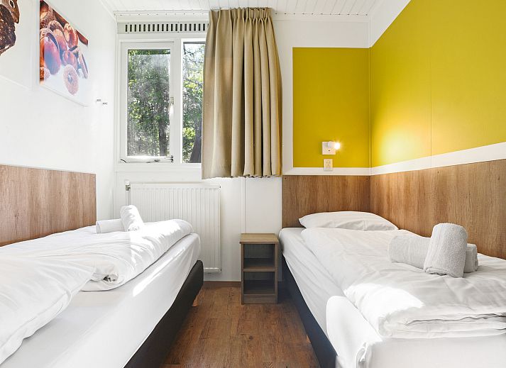 Coldenhove Bungalow 8C1 in Eerbeek, helle Sitzecke mit Kamin.