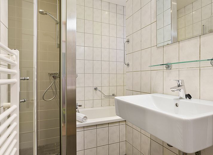 Coldenhove Bungalow 8C1 in Eerbeek, helle Sitzecke mit Kamin.