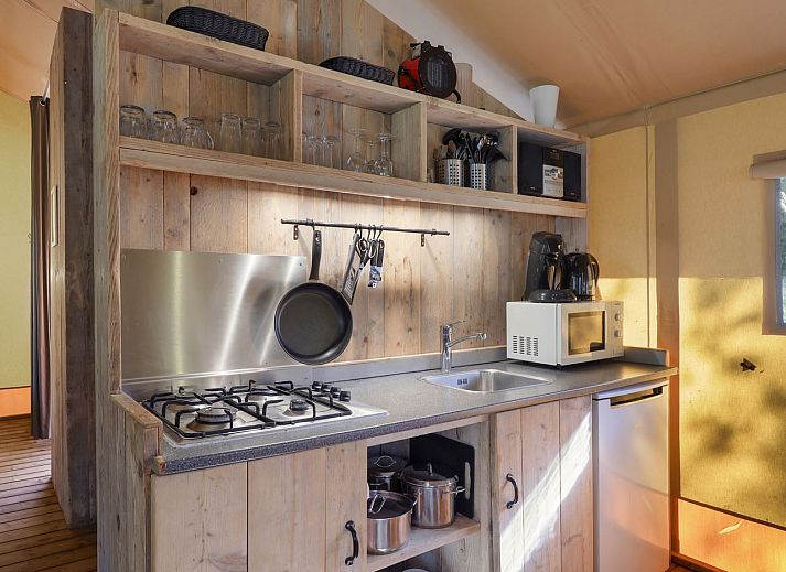 Innenraum des Coldenhove Safarizeltes in Eerbeek mit hoelzernem Interieur, Veluwe, Gelderland.