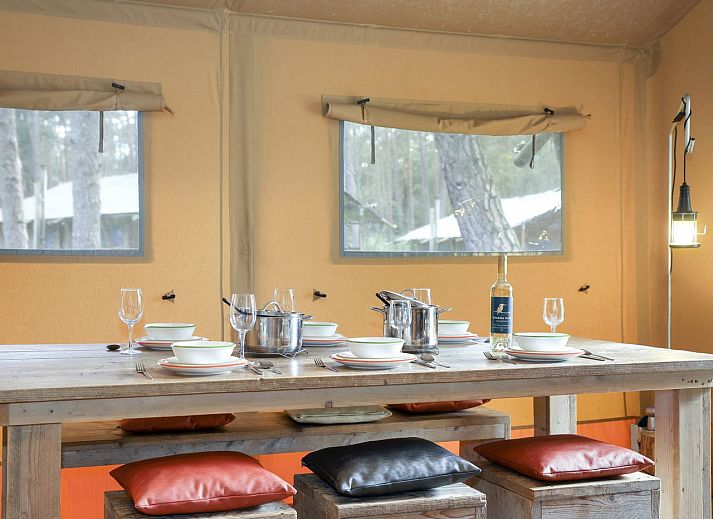 Innenraum des Coldenhove Safarizeltes in Eerbeek mit hoelzernem Interieur, Veluwe, Gelderland.