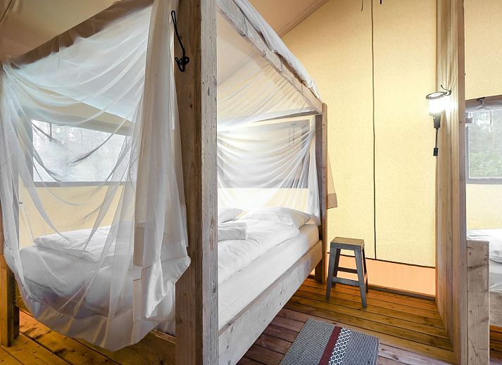 Innenraum des Coldenhove Safarizeltes in Eerbeek mit hoelzernem Interieur, Veluwe, Gelderland.