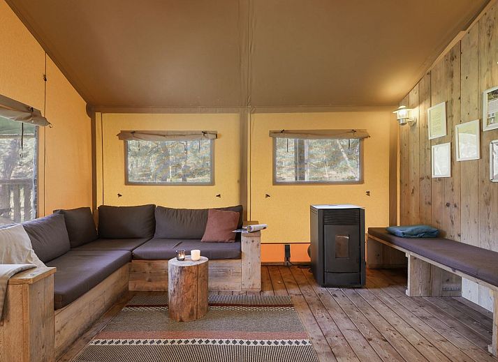 Wohnzimmer der Coldenhove Glamping Lodge in Eerbeek mit gemuetlicher Sitzecke, Veluwe, Gelderland.