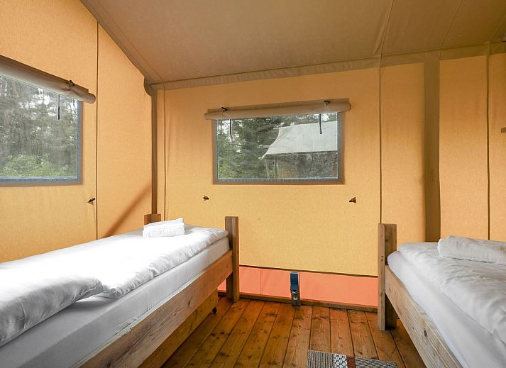 Wohnzimmer der Coldenhove Glamping Lodge in Eerbeek mit gemuetlicher Sitzecke, Veluwe, Gelderland.