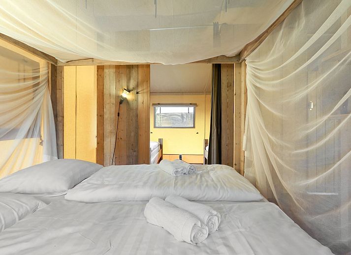 Wohnzimmer der Coldenhove Glamping Lodge in Eerbeek mit gemuetlicher Sitzecke, Veluwe, Gelderland.