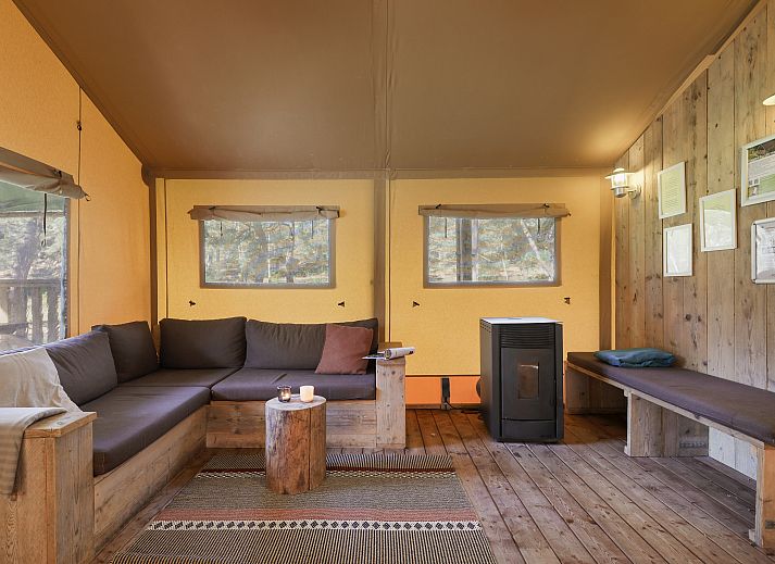 Gemuetliches Wohnzimmer der Glamping Lodge Coldenhove in Eerbeek, Veluwe, Gelderland.