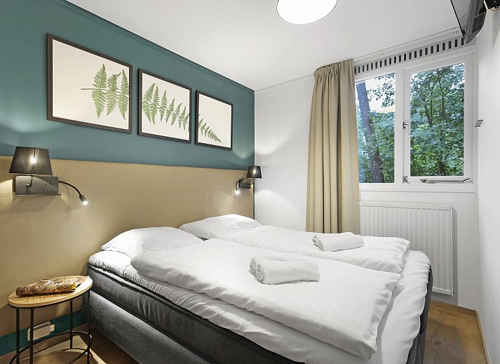 Gezellige woonkamer met open haard in Coldenhove 4-persoons bungalow 4CE, Eerbeek, Veluwe.