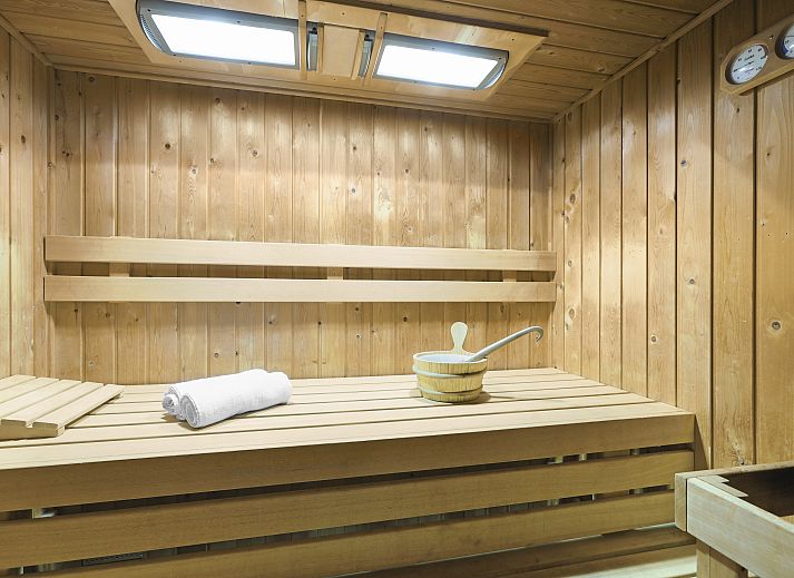 Gezellige woonkamer met open haard in Coldenhove 4-persoons bungalow 4CE, Eerbeek, Veluwe.