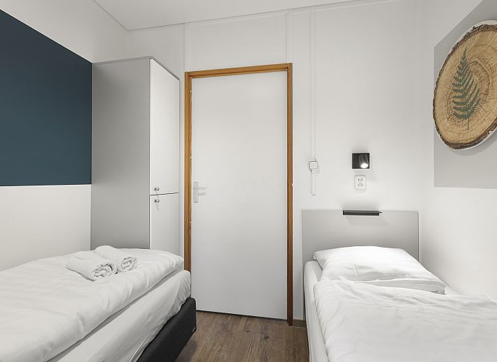 Gezellige woonkamer met open haard in Coldenhove 4-persoons bungalow 4CE, Eerbeek, Veluwe.