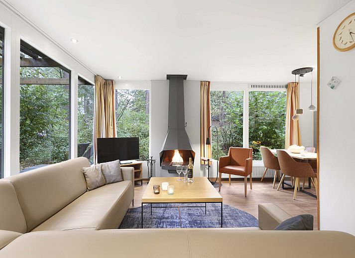 Moderne zithoek met uitzicht op de natuur in Coldenhove 4-persoons bungalow, Eerbeek, Veluwe.