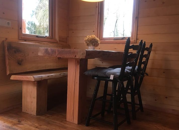 Gemuetliches Ferienhaus in Wenum Wiesel, Veluwe, Gelderland mit Holzveranda am Wasser, umgeben von Natur und Stille.