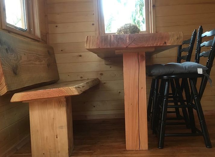 Gemuetliches Ferienhaus in Wenum Wiesel, Veluwe, Gelderland mit Blick auf einen ruhigen Teich und umgeben von ueppiger Natur.