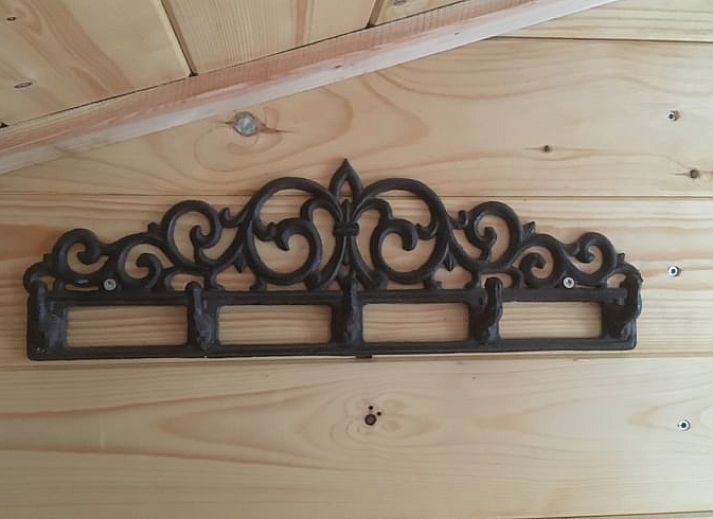 Gemuetliches Ferienhaus in Wenum Wiesel, Veluwe, Gelderland mit Blick auf einen ruhigen Teich und umgeben von ueppiger Natur.