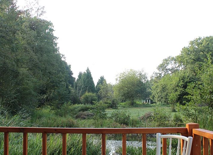 Das Ferienhaus in Wenum Wiesel, Veluwe, Gelderland bietet rustikalen Charme inmitten der Natur mit Blick auf den umliegenden Wald.