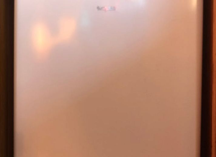 Naturreiche Aussicht im Ferienhaus in Wenum Wiesel, Veluwe, Gelderland mit ueppiger gruener Umgebung und ruhigem Teich.