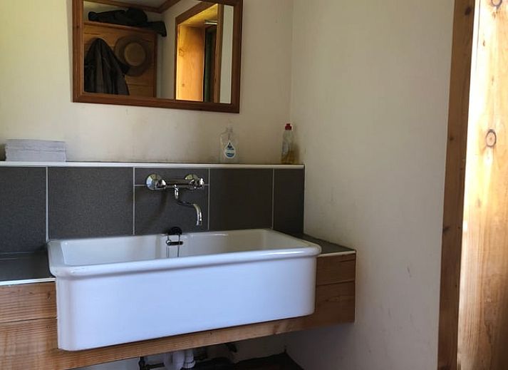 Gemuetliches Esszimmer aus Holz im Ferienhaus in Wenum Wiesel, Veluwe, Gelderland, mit Blick auf die gruene Natur.