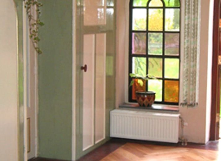 Bright interior of Holiday Home in Wenum Wiesel, Veluwe, overlooking the garden.
