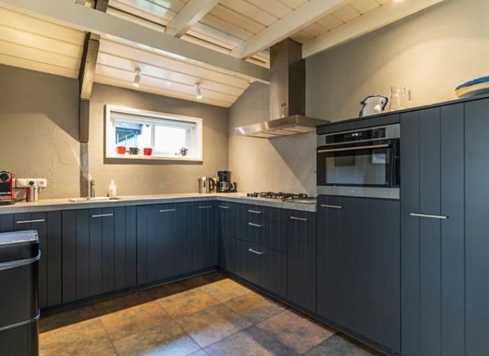 Gemuetliches Wohnzimmer mit Holzofen im Ferienhaus Wenum Wiesel, Veluwe.