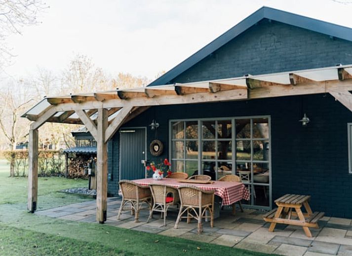 Esstisch mit Blick auf den Garten im Ferienhaus Wenum Wiesel, Veluwe.