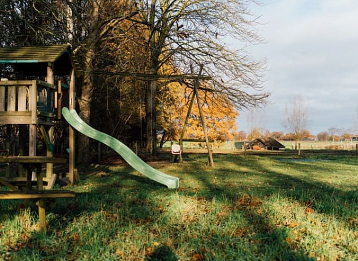 Esstisch mit Blick auf den Garten im Ferienhaus Wenum Wiesel, Veluwe.