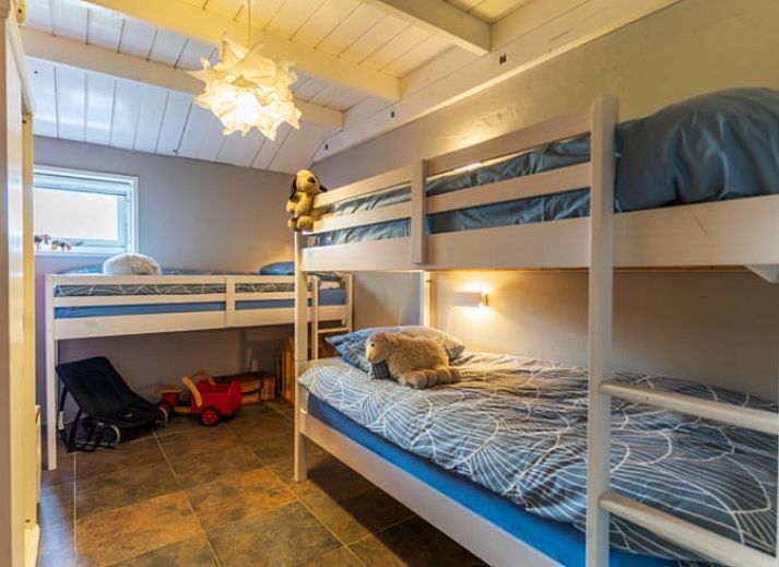 Esstisch mit Blick auf den Garten im Ferienhaus Wenum Wiesel, Veluwe.