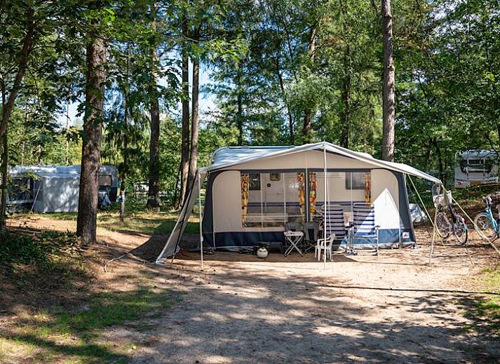 Rabbit Hill campingplaats C16 in Nieuw Milligen, Veluwe met stacaravan en omringende natuur.