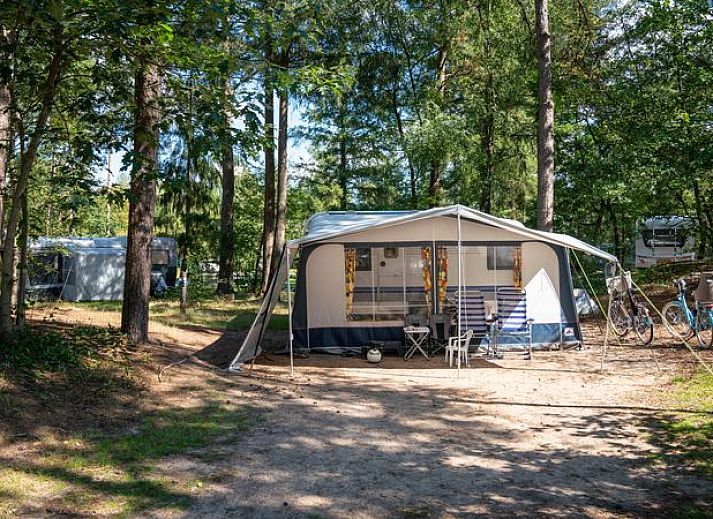 Rabbit Hill campingplaats C16 in Nieuw Milligen, Veluwe met stacaravan en omringende natuur.