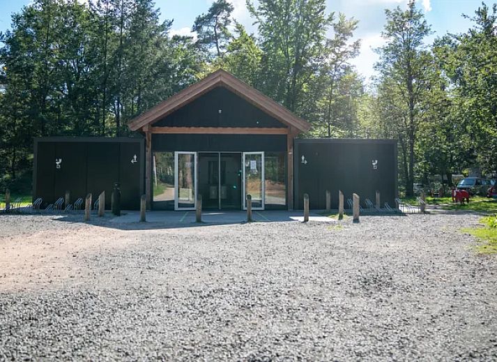 Rabbit Hill campingplaats C16 in Nieuw Milligen, Veluwe met stacaravan en omringende natuur.