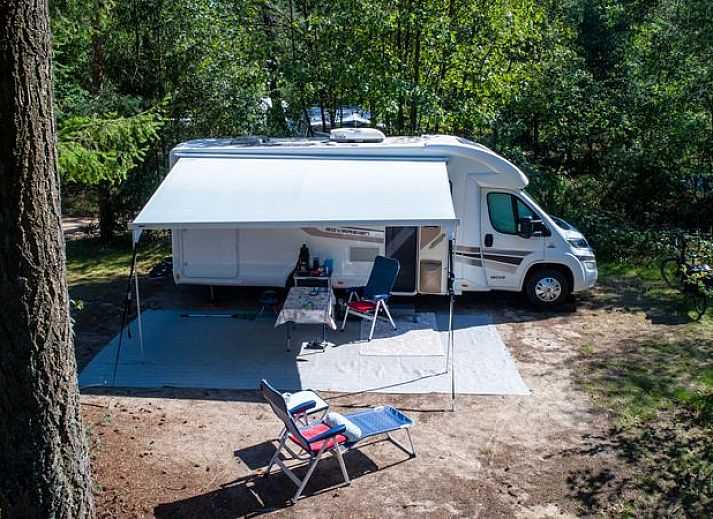 Modern gebouw op Rabbit Hill, Veluwe, Gelderland, biedt faciliteiten voor campinggasten.