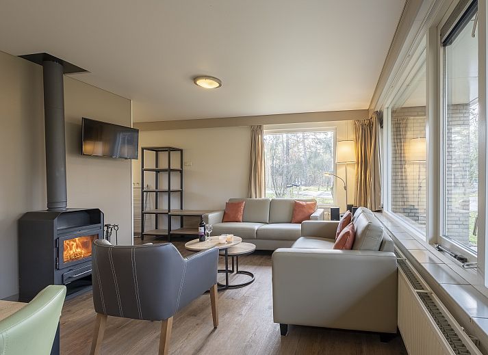 Gezellige woonkamer in Rabbit Hill 6-persoons bungalow op de Veluwe, Gelderland.