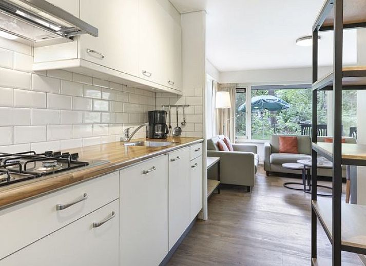 Interieur van Rabbit Hill bungalow 6B met open haard en comfortabele zithoek.