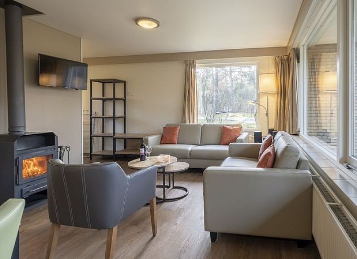 Interieur van Rabbit Hill bungalow 6B met open haard en comfortabele zithoek.