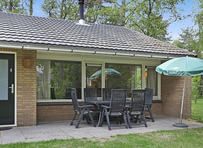 Interieur van Rabbit Hill bungalow 6B met open haard en comfortabele zithoek.