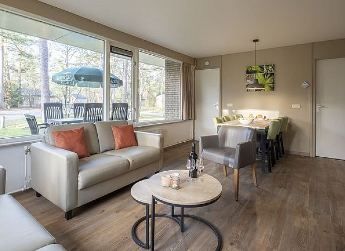 Lichte woonkamer van Rabbit Hill vakantiehuis in Nieuw Milligen met uitzicht op natuur.