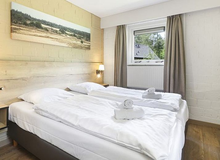 Lichte woonkamer van Rabbit Hill vakantiehuis in Nieuw Milligen met uitzicht op natuur.